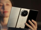 Outre la couleur principale, le violet, le Huawei Mate XT2 sera également disponible en or/blanc et en or/noir.