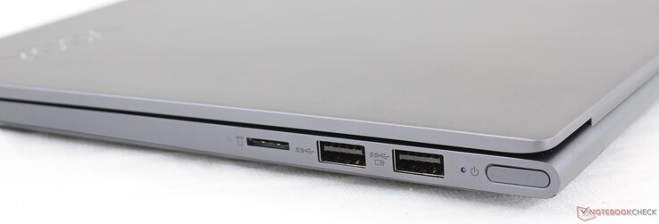 Côté droit : lecteur de carte micro SD, 2 USB A.