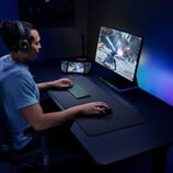 Clavier Razer Joro présenté dans une configuration de bureau (Image source : Razer)