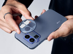 Le Realme GT 8 Pro dans sa finition Urban Blue, avec sa plaque d'appareil photo retirée. (Source de l'image : Realme)
