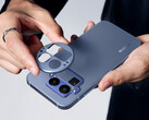 Le Realme GT 8 Pro dans sa finition Urban Blue, avec sa plaque d'appareil photo retirée. (Source de l'image : Realme)