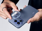 Le Realme GT 8 Pro dans sa finition Urban Blue, avec sa plaque d'appareil photo retirée. (Source de l'image : Realme)