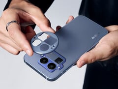 Le Realme GT 8 Pro dans sa finition Urban Blue, avec sa plaque d'appareil photo retirée. (Source de l'image : Realme)
