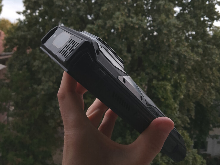 La partie supérieure du boîtier est plus épaisse que le reste car elle abrite le projecteur, les caméras et un minuscule ventilateur (Source de l'image : Sergey Tarasov - Notebookcheck)
