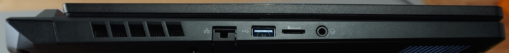 Ports de gauche : lAN 1 Gbit, USB-A (5 Gbit/s), emplacement microSD, casque d'écoute