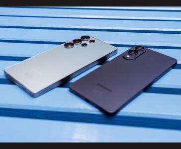 Samsung Galaxy S25 Ultra et Galaxy S25 Edge placés côte à côte sur un banc bleu, mettant en évidence leurs modules de caméra et leurs structures métalliques minces (Image source : Notebookcheck)