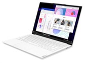 Le Yoga Slim 7i Carbon est enfin là, même si ce n'est que sur quelques marchés. (Source de l'image : Lenovo)