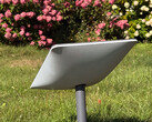 Une antenne standard Starlink sur une pelouse. (Source de l'image : Rose/X)