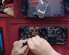 Démontage du Steam Deck OLED mid. (Image source : SlickBuys Mods and Repairs)