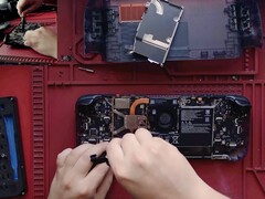 Démontage du Steam Deck OLED mid. (Image source : SlickBuys Mods and Repairs)