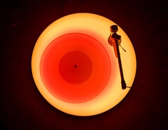 Brian Eno a présenté à la galerie Paul Stolper son édition limitée de 2024 Turntable II, qui fait suite à son emblématique 2021 Turntable I. (Source : Paul Stolper Gallery)