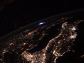 Image de la Terre prise depuis l'ISS, montrant un orage au loin. (Source de l'image : Flickr/CC/ESA/NASA-T. Pesquet)