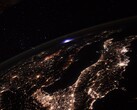 Image de la Terre prise depuis l'ISS, montrant un orage au loin. (Source de l'image : Flickr/CC/ESA/NASA-T. Pesquet)