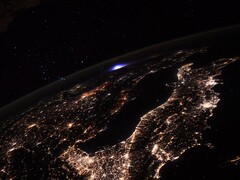 Image de la Terre prise depuis l&#039;ISS, montrant un orage au loin. (Source de l&#039;image : Flickr/CC/ESA/NASA-T. Pesquet)