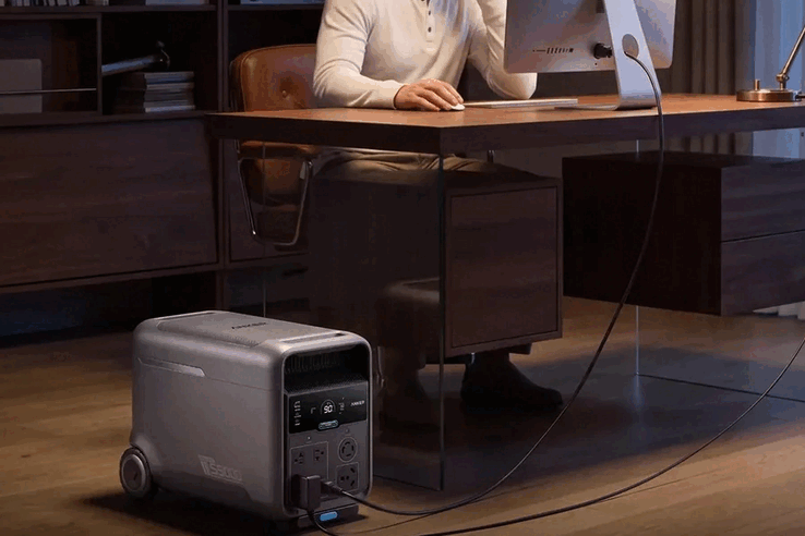 La connectique comprend des prises 240V et des raccordements pour camping-cars, ainsi que des prises standard, des ports USB-A et un port USB-C de 100W.