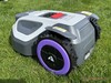 Arrière de la tondeuse robotisée, poignée sur le dessous