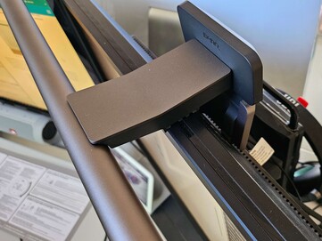 La Screenbar se fixe solidement sur l'écran BenQ.
