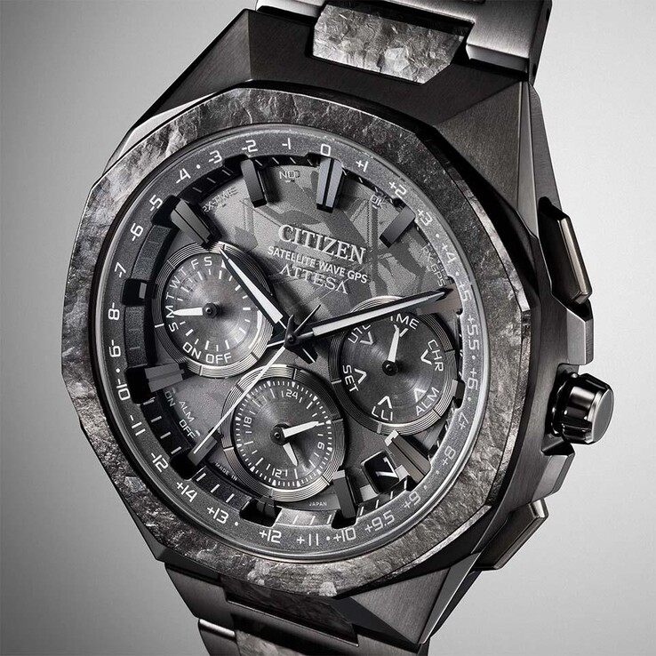 La montre GPS Attesa Satellite Wave de Citizen, entièrement noire, est dotée d'une lunette octogonale au fini titane caractéristique, imitant un motif cristallin.