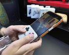 La nouvelle manette se fixe au bas d'un téléphone, le transformant en une console de poche de type Game Boy. (Source de l'image : @yoshivesmovie sur X)