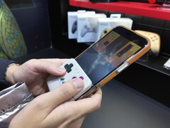 La nouvelle manette se fixe au bas d&#039;un téléphone, le transformant en une console de poche de type Game Boy. (Source de l&#039;image : @yoshivesmovie sur X)