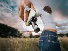 Le Shure MV88 USB-C se connecte facilement à un téléphone intelligent pour l'enregistrement audio mobile (Image source : Shure)