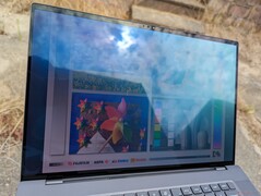 A l'extérieur, sous la lumière du soleil