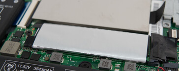 Un coup d'oeil au Samsung PM981, recouvert par un film de protection, dans le ThinkBook 15.