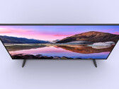 Le téléviseur P1E 65" est livré avec Android TV 10 et une télécommande Bluetooth. (Image source : Xiaomi)