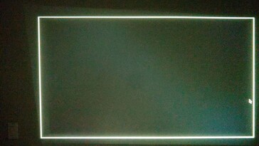 Lorsque le projecteur Yaber T1 Pro n'est pas aligné directement sur un mur, il ajuste l'image pour qu'elle apparaisse de niveau en recadrant la projection. Un très léger saignement de lumière reste visible dans la zone inutilisée (en haut à gauche). (f/1.6 3/10 sec ISO 3200) (Source de l'image : Notebookcheck)