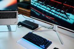 Une carte graphique externe (eGPU) Aorus RTX 5060 Ti AI Box connectée à un ordinateur portable Lenovo ThinkPad X9 exécutant Cyberpunk 2077 sur un écran externe.