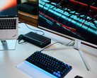 Une carte graphique externe (eGPU) Aorus RTX 5060 Ti AI Box connectée à un ordinateur portable Lenovo ThinkPad X9 exécutant Cyberpunk 2077 sur un écran externe.