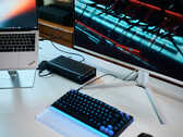 Une carte graphique externe (eGPU) Aorus RTX 5060 Ti AI Box connectée à un ordinateur portable Lenovo ThinkPad X9 exécutant Cyberpunk 2077 sur un écran externe.