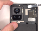 Un Edge 30 Ultra en cours de démontage. (Source : PBKReviews)