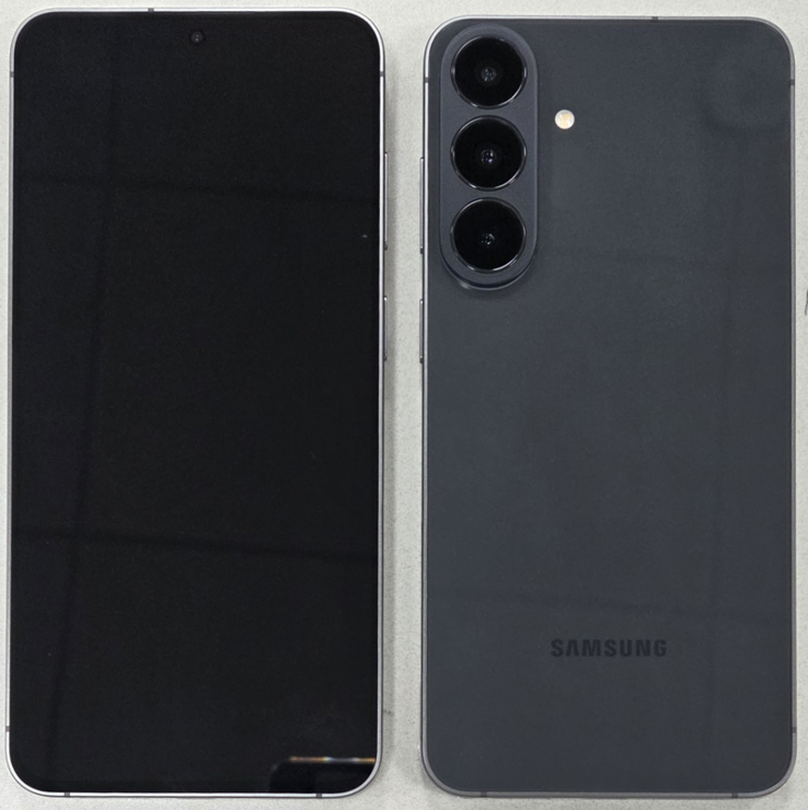 Par rapport au Galaxy A57, la nouvelle bande de l'appareil photo du Galaxy S26 FE s'étend jusqu'au bord.