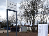 Les nouveaux chargeurs sont accompagnés d'une nouvelle signalétique Tesla (image : @fritsvanens)