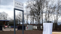 Les nouveaux chargeurs sont accompagnés d&#039;une nouvelle signalétique Tesla (image : @fritsvanens)