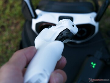 Le système se compose du drone, des lunettes de réalité virtuelle et de la télécommande