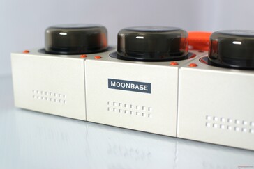 Le texte "Moonbase" d'un côté...