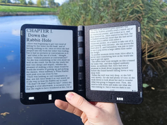 L'E-reader Diptyx (en photo) gère la charge et les transferts de fichiers via l'USB-C. (Source de l'image : u/spacerower via r/ereader)