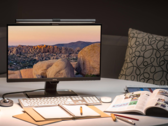 Le BenQ ScreenBar Plus s'adapte parfaitement aux moniteurs externes. (Source de l'image : BenQ)