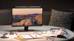 Le BenQ ScreenBar Plus s&#039;adapte parfaitement aux moniteurs externes. (Source de l&#039;image : BenQ)