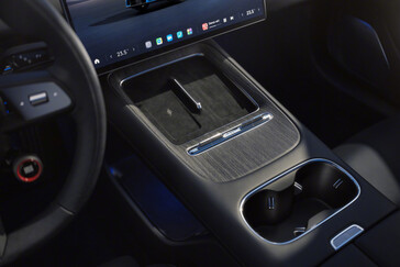 Xiaomi SU7 (2026) dans la nouvelle couleur Capri Blue : la berline sportive électrique reçoit plus qu'un simple lifting mineur. (Source de l'image : Xiaomi)