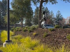 Le robot humanoïde Optimus de Tesla est désormais capable de marcher de manière autonome sur un terrain accidenté. (Source de l'image : X / Milan Kovac)