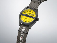 Gros plan sur la Seiko 5 Sports Field x Honda Motocompo en édition limitée, mettant en valeur le cadran jaune, le logo Honda et la couronne gravée.