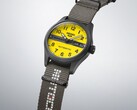 Gros plan sur la Seiko 5 Sports Field x Honda Motocompo en édition limitée, mettant en valeur le cadran jaune, le logo Honda et la couronne gravée.