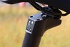 La batterie est intégrée à la tige de selle et peut être retirée...