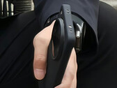 Une photo présumée du Find X8 Ultra dans un étui de protection. (Source de l'image : Weibo via TECH INFO)
