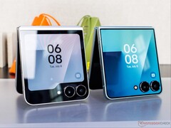 Le Galaxy Z Flip 7 (à droite) était doté d'un écran de couverture plus grand que celui du Galaxy Z Flip 6 (à gauche).