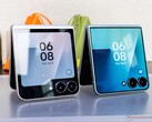 Le Galaxy Z Flip 7 (à droite) était doté d'un écran de couverture plus grand que celui du Galaxy Z Flip 6 (à gauche).