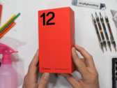 Le OnePlus 12. (Source : JerryRigEverything via YouTube)